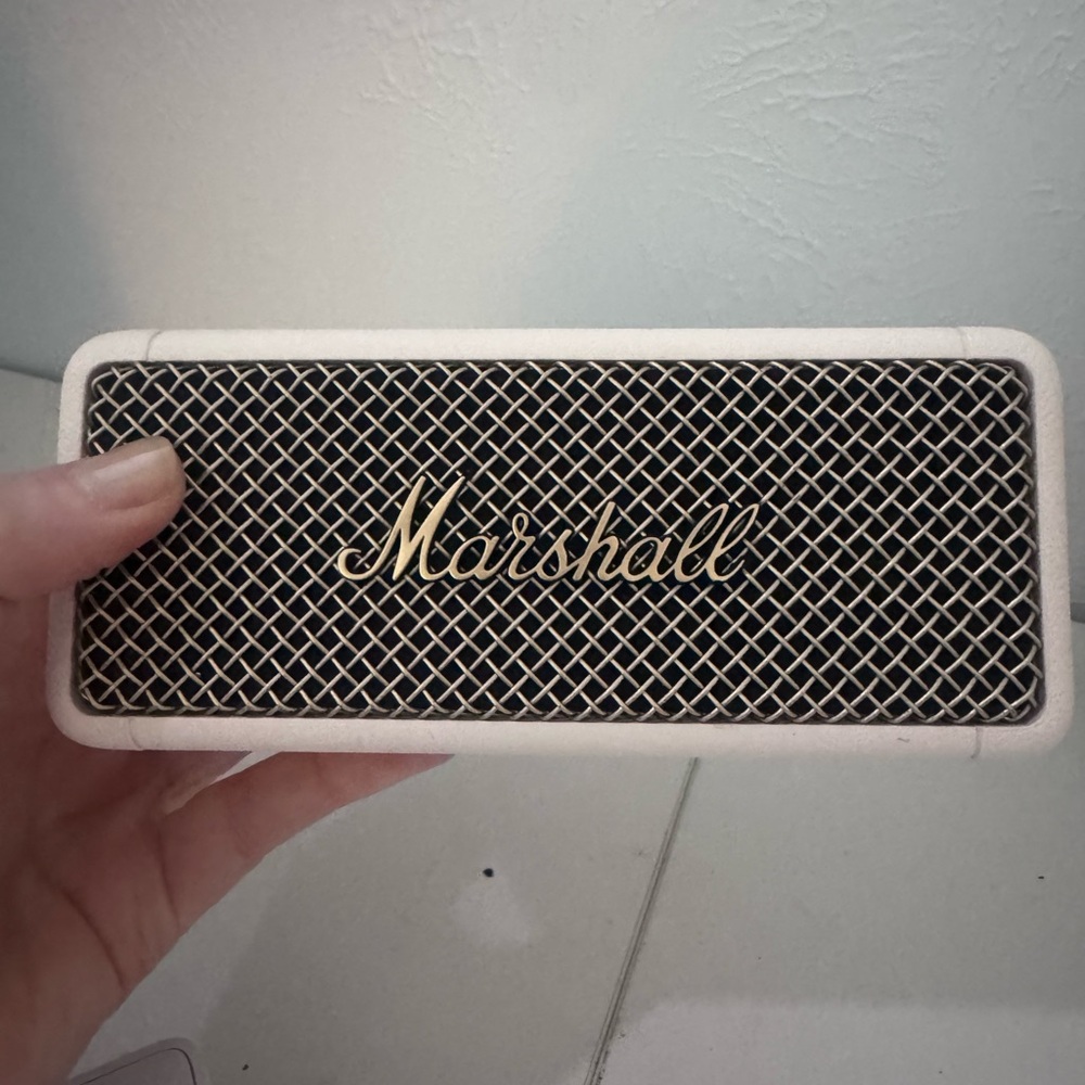 Marshall Speaker in cream